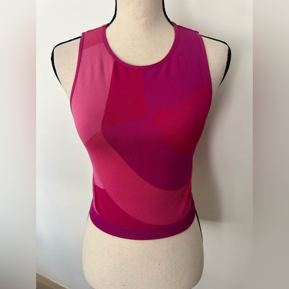 Fabletics seamless cropped pink workout sleeveless  Geo pattern top S/M Barbie - Picture 2 of 4